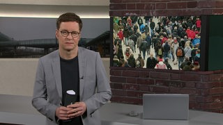 Moderator Felix Krömer im Studio von buten un binnen.