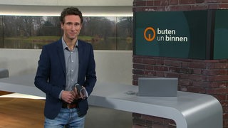 Der Moderator Janos Kereszti im Studio von buten un binnen