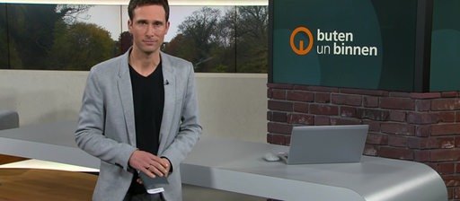 Moderator János Kereszti im Studio von buten un binnen