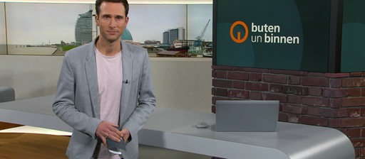 Moderator Janos Kereszti im Studio von buten un binnen