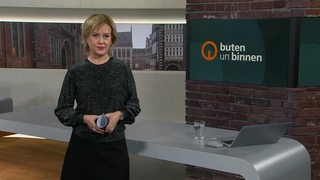 Moderatorin Kirsten Rademacher im Studio von buten un binnen