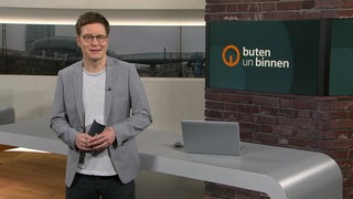 Moderator Felix Krömer im Studio von buten un binnen.