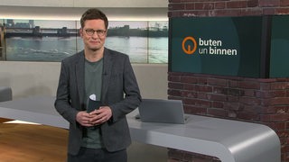 Der Moderator Felix Krömer im Studio von buten un binnen