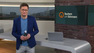 Moderator Felix Krömer im Studio von buten un binnen.