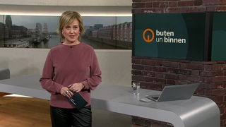 Moderatorin Kirsten Rademacher im Studio von buten un binnen.