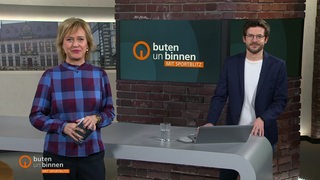 Die Moderatoren Kirsten Rademacher und Niko Schleicher im Studio von buten un binnen