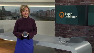 Moderatorin Kirsten Rademacher im Studio von buten un binnen