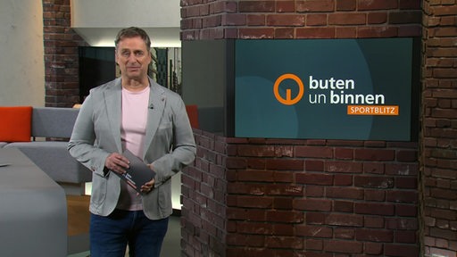 Der Moderator Stephan Schiffner im Studio von buten un binnen