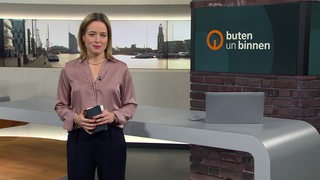 Moderatorin Lea Reinhard im Studio von buten un binnen