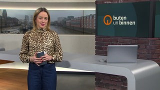 Moderatorin Lea Reinhard im Studio von buten un binnen