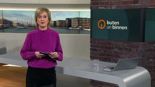 Moderatorin Kirsten Rademacher im Studio von buten un binnen.