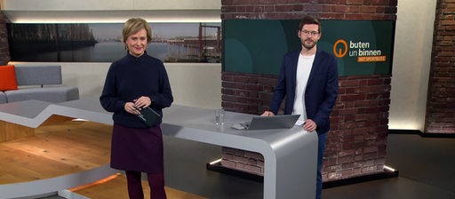 Moderatoren Kirsten Rademacher und Niko Schleicher im Studio von buten un binnen.