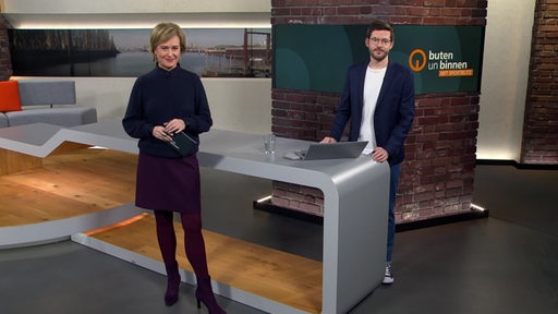 Moderatoren Kirsten Rademacher und Niko Schleicher im Studio von buten un binnen.