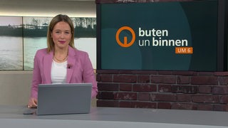 Die Moderatorin Lea Reinhard im Studio von buten un binnen