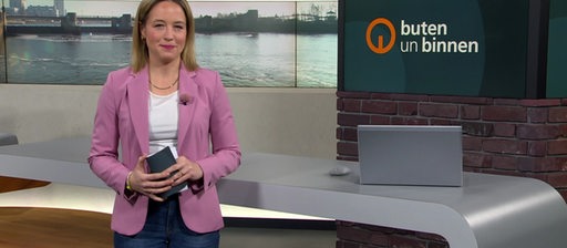 Die Moderatorin Lea Reinhard im Studio von buten un binnen