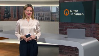 Die Moderatorin Lea Reinhard im Studio von buten un binnen.