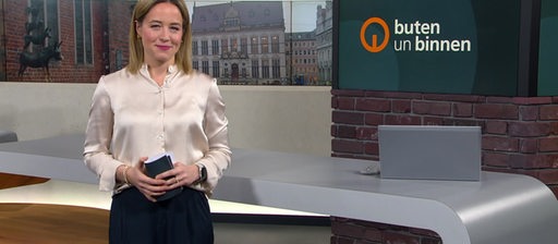 Moderatorin Lea Reinhard im Studio von buten un binnen