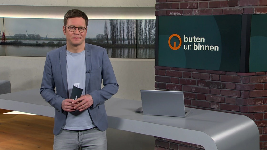 Moderator Felix Krömer im Studio von buten un binnen.