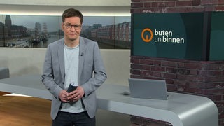 Moderator Felix Krömer im Studio von buten un binnen