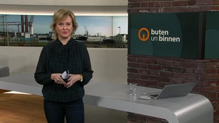 Moderatorin Kirsten Rademacher im Studio von buten un binnen