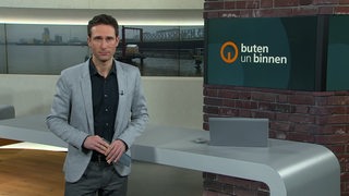 Moderator Janos Kereszti im Studio von buten un binnen.