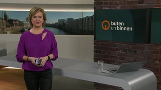 Moderatorin Kirsten Rademacher im Studio vom buten un binnen