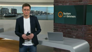 Moderator Felix Krömer im Studio von buten un binnen.