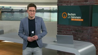 Moderator Felix Krömer im Studio von buten un binnen