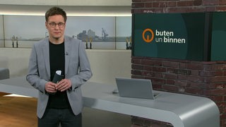 Moderator Felix Krömer im Studio von buten un binnen