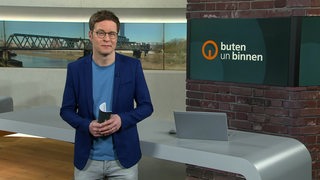 Moderator Felix Krömer im Studio von buten binnen.