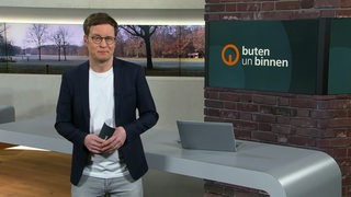 Moderator Felix Krömer im Studio von buten un binnen