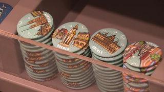 Magneten mit Bremermotiven in einem Souvenirshop.