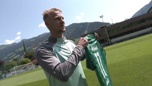 Marco Grüll mit Werder-trikot.