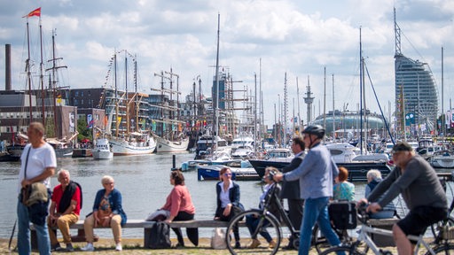 Besucher gehen bei der Eröffnung der "Maritimen Tage 2021" am Hafen entlang. 