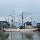 Ein historischer Dreimaster liegt in Bremerhaven im Hafen.