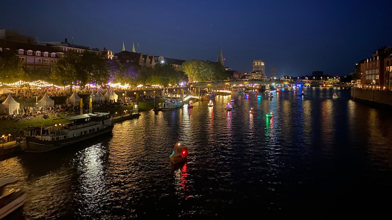 Colorful lights shine on the Weser: A light journey during Sea Week