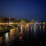 Boote fahren mit bunten Lichtern geschmückt an der Schlachte die Weser entlang.