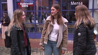 Drei Studentinnen vor der Mensa in der Bremer Uni.