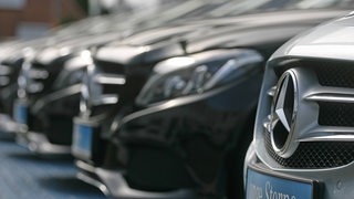 Die Kühlergrills von Mercedes-Jahreswagen sind nebeneinander zu sehen.