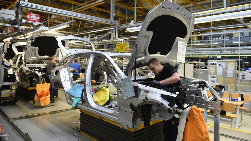 Mitarbeiter von Mercedes-Benz arbeiten im Werk in Bremen an der Produktion der C-Klasse.