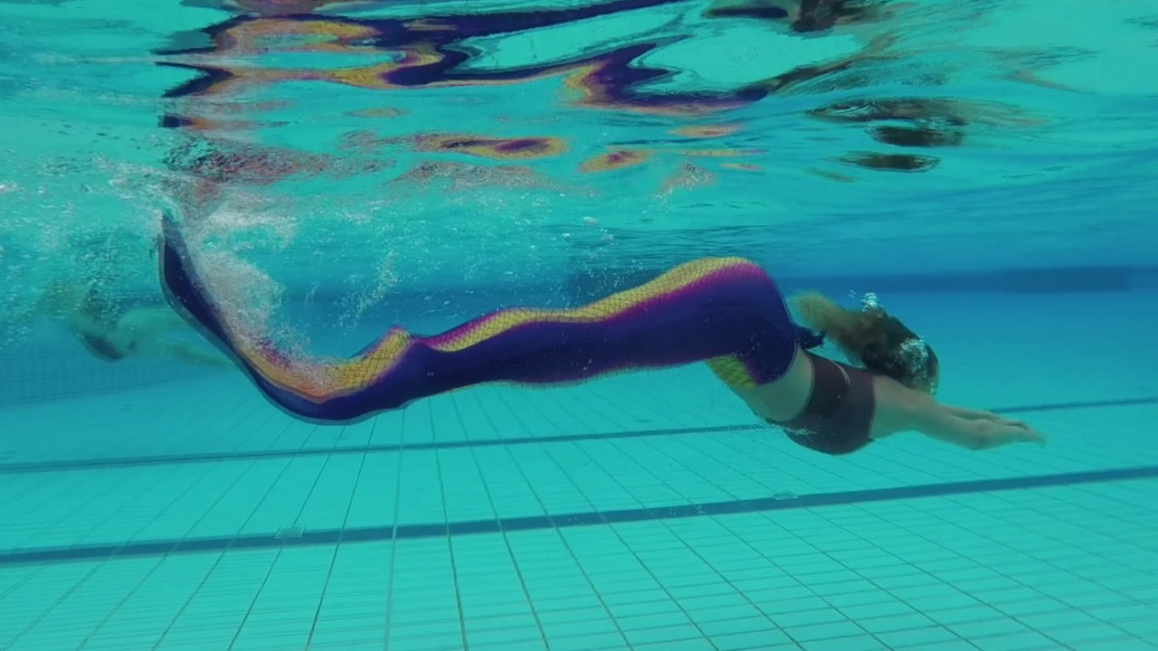 Mädchen schwimmen nackt