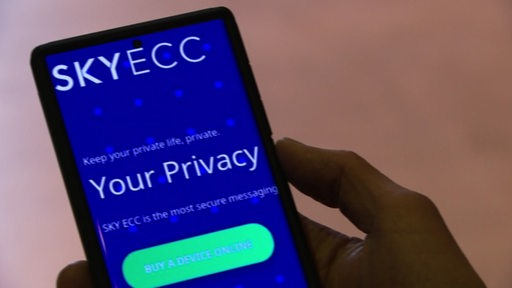 Auf einem Bildschirm eines Smartphones ist der Messenger SkyECC zu sehen.
