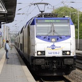 Ein Metronom mit dem Fahrtziel Bremen Hauptbahnhof hält an einem Bahnsteig am Bahnhof. 