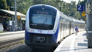 Eine Nordwestbahn hält auf den Weg nach Bremen in Ritterhude (Archivbild)