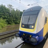 Ein Metronom steht auf einer überfluteten Eisenbahnlinie