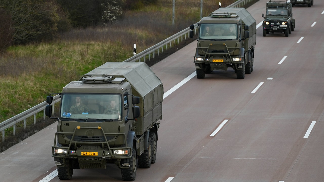 Niederl-ndische-Milit-rfahrzeuge-aufs-Niedersachsens-Stra-en-unterwegs