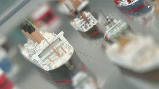 Einige Schiffsmodelle in einer Vitrine des Deutschen Schifffahrtsmuseums in Bremerhaven.