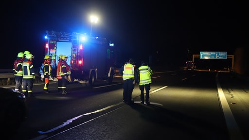 Unfallstelle auf der A1 in der Nacht