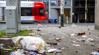 Sturmböen haben Abfall auf den Straßen in der Bremer Innenstadt verteilt.