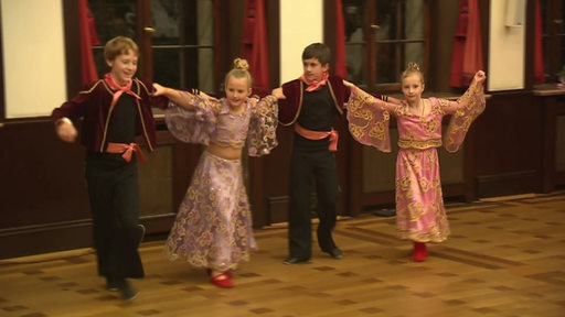 Schüler und Schülerinnen tanzen im Bremer Rathaus.